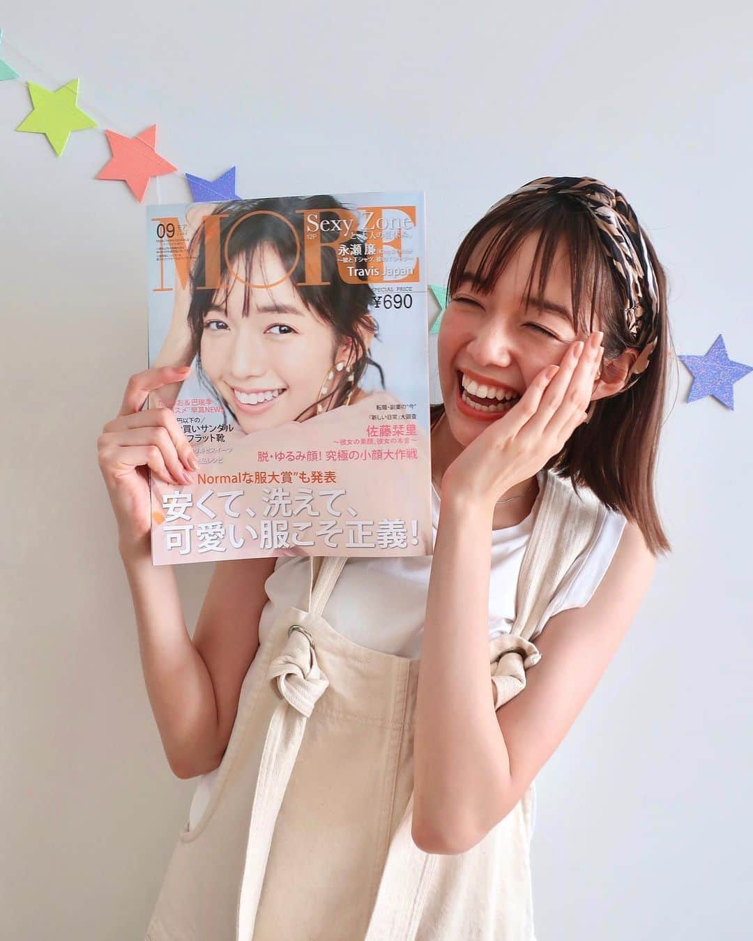 佐藤栞里さんのインスタグラム写真 - (佐藤栞里Instagram)「. 28日発売のMORE9月号🌻 ありがたいことに、 ありがたいことに。 表紙を飾らせていただきます☺︎ 勝手な想いなのですが このお仕事に出会って20年、 そしてたくさんの方に支えられて毎日を進めた30年、 という大切な節目に大好きな大好きなMOREの表紙。 何年後かにもきっとこの日を思い出して にやにや嬉しくなるんだろうなと思うくらいの、 大切な発売日になりそうです☘️ きっと私よりも私のことを 知ってくれているスタッフさんたちと、 ひとつひとつ丁寧に作り上げた 私服企画やインタビューもありますので 是非、読んでもらえたら嬉しいです。 愛おしい表紙、企画になったなあ☺️ #MORE9月号 #7月28日発売」7月26日 22時02分 - satoshiori727