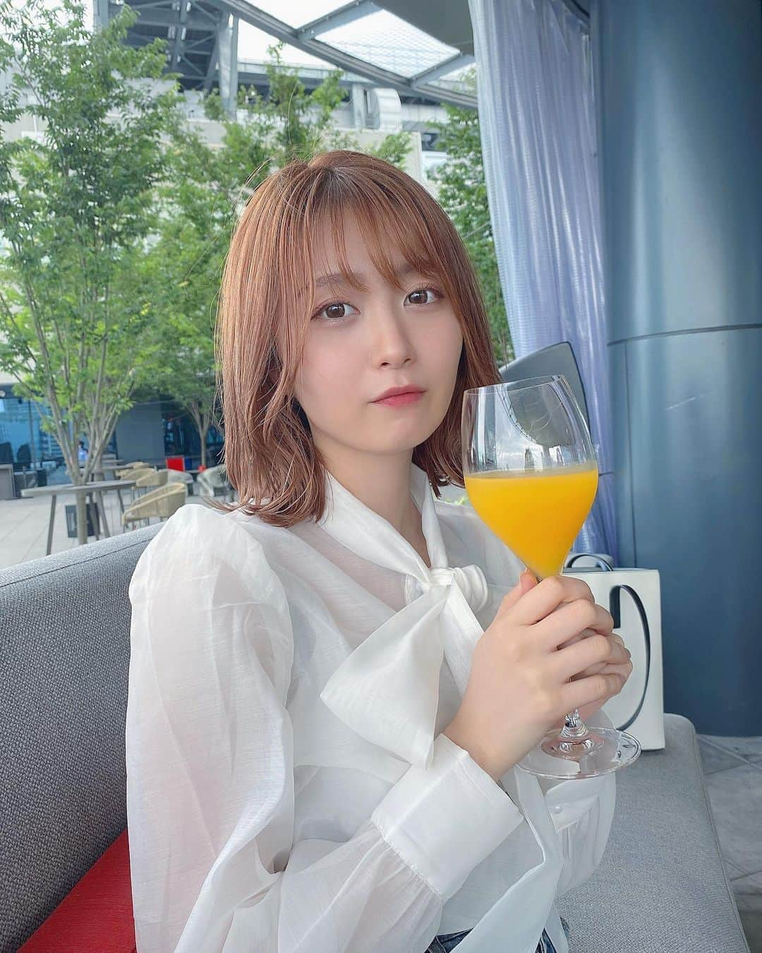 こよちゃんさんのインスタグラム写真 - (こよちゃんInstagram)「風あたりながら飲むお酒とか最高でないですか？  ・ ・ ・  ☝🏻の画像のダブルタップ❤️と 保存🏷お待ちしております。 あと、絵文字でもいいのでコメントもぜひ🌷 （気になったら返信していくよ🙇🏻‍♀️）  ・ ・  🔽今回の投稿はここから🔽  今年はビアガーデンとか少し怖いので、、 テラス席のあるお店開拓をしてみてるんだけど、 東京の景色眺めながらお酒飲んで楽しめる大人のお店🍼 渋谷の東急プラザのルーフトップバー🍹 マリーナベイサンズの最上階バーと同じお店❤︎ 昼間はご飯食べたり仕事しながらお酒飲んだり、、 夜は夜景と音楽とお酒楽しめて最高だったよー よは、酒さえあればどこでもいいのでは！？と思うけど 雰囲気大事だよね😊すごいすき💗 ・ ・ ・  ・ ・ ・  #ルーフトップバー #渋谷カフェ #カフェ巡り #bar #マリーナベイサンズ #ビアガーデン #酒好きな人と繋がりたい #カフェ好きな人と繋がりたい #美男美女と繋がりたい #クラブ #サロモ #サロンモデル #大学生コーデ #カジュアルコーデ #オトナ女子 #夜景の見えるレストラン #東京観光 #お出かけ #撮影依頼募集中 #ショートヘア #女子力向上委員会 #美男美女と繋がりたい #like #followｍe #ootd #いいね返しは絶対 #コメント大歓迎  #화장품 #코덕스타그램」7月26日 22時03分 - koyomatsu5