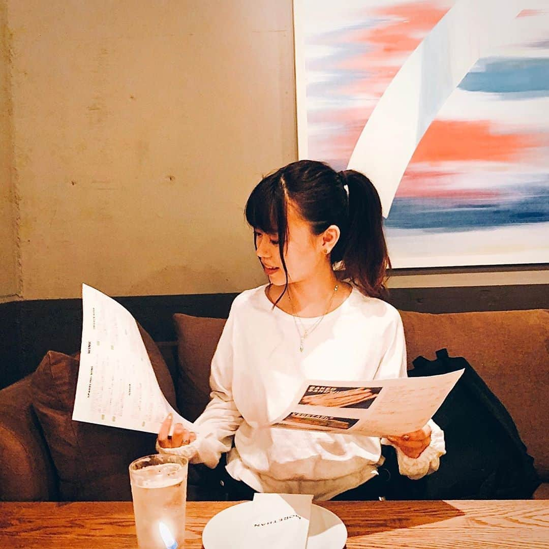 端田三奈未さんのインスタグラム写真 - (端田三奈未Instagram)「炭水化物をたらふく食べた、﻿ この前のオシャごはん🦐🍝✨﻿ ずっと行きたかったお店にやっと...！ 　﻿ ﻿ ☟☟☟﻿ ✳︎いつもの食生活✳︎﻿ 基本的に、「糖質制限生活」をしております🍚﻿ 「極限に糖質を抜く」ではなく、﻿ 「自分1日に摂る糖質量(と摂る時間)」を決めて﻿ それ以外のカロリーをタンパク質や脂質で補う🍖🐟﻿ ﻿ ﻿ 自分の場合は、﻿ 「一食あたりの糖質量を〜40gにする(そして、だいたい3〜4食)」﻿ ローカーボ(一食あたり20〜40)とスパルタ糖質制限(一食20g以下)の中間て感じ、、？自分の身体と相談して量は調節🙆‍♀️ ケトジェニックとか、糖質制限にはいろいろ種類あるけど、 自分にあった食事が一番だなぁ😋﻿ (よく何食べてるの？！てDMで聞かれることがおおいのでチラッと書いてみた🙇‍♀️) ﻿ ﻿ ﻿ ﻿ ﻿ ﻿ ﻿ ﻿ ﻿ ﻿ #morethan #morethantaps #モアザン #西新宿グルメ #西新宿カフェ #西新宿 #お洒落ご飯 #ご褒美ごはん #タパス #tapas #パエリア #糖質制限ごはん #ロカボ生活 #ローカーボ #ケトジェニック #筋トレ女子 #筋トレ女子部 #筋トレ食事 #筋トレご飯 #運動好きな方と繋がりたい #筋トレ女子料理 #炭水化物祭り #筋トレオフ #オフメニュー #フィットネスウェア #スポーツコーデ #スポーツミックスコーデ #xexymix」7月26日 22時05分 - scr_mi