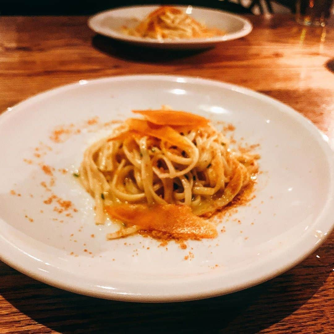 端田三奈未さんのインスタグラム写真 - (端田三奈未Instagram)「炭水化物をたらふく食べた、﻿ この前のオシャごはん🦐🍝✨﻿ ずっと行きたかったお店にやっと...！ 　﻿ ﻿ ☟☟☟﻿ ✳︎いつもの食生活✳︎﻿ 基本的に、「糖質制限生活」をしております🍚﻿ 「極限に糖質を抜く」ではなく、﻿ 「自分1日に摂る糖質量(と摂る時間)」を決めて﻿ それ以外のカロリーをタンパク質や脂質で補う🍖🐟﻿ ﻿ ﻿ 自分の場合は、﻿ 「一食あたりの糖質量を〜40gにする(そして、だいたい3〜4食)」﻿ ローカーボ(一食あたり20〜40)とスパルタ糖質制限(一食20g以下)の中間て感じ、、？自分の身体と相談して量は調節🙆‍♀️ ケトジェニックとか、糖質制限にはいろいろ種類あるけど、 自分にあった食事が一番だなぁ😋﻿ (よく何食べてるの？！てDMで聞かれることがおおいのでチラッと書いてみた🙇‍♀️) ﻿ ﻿ ﻿ ﻿ ﻿ ﻿ ﻿ ﻿ ﻿ ﻿ #morethan #morethantaps #モアザン #西新宿グルメ #西新宿カフェ #西新宿 #お洒落ご飯 #ご褒美ごはん #タパス #tapas #パエリア #糖質制限ごはん #ロカボ生活 #ローカーボ #ケトジェニック #筋トレ女子 #筋トレ女子部 #筋トレ食事 #筋トレご飯 #運動好きな方と繋がりたい #筋トレ女子料理 #炭水化物祭り #筋トレオフ #オフメニュー #フィットネスウェア #スポーツコーデ #スポーツミックスコーデ #xexymix」7月26日 22時05分 - scr_mi