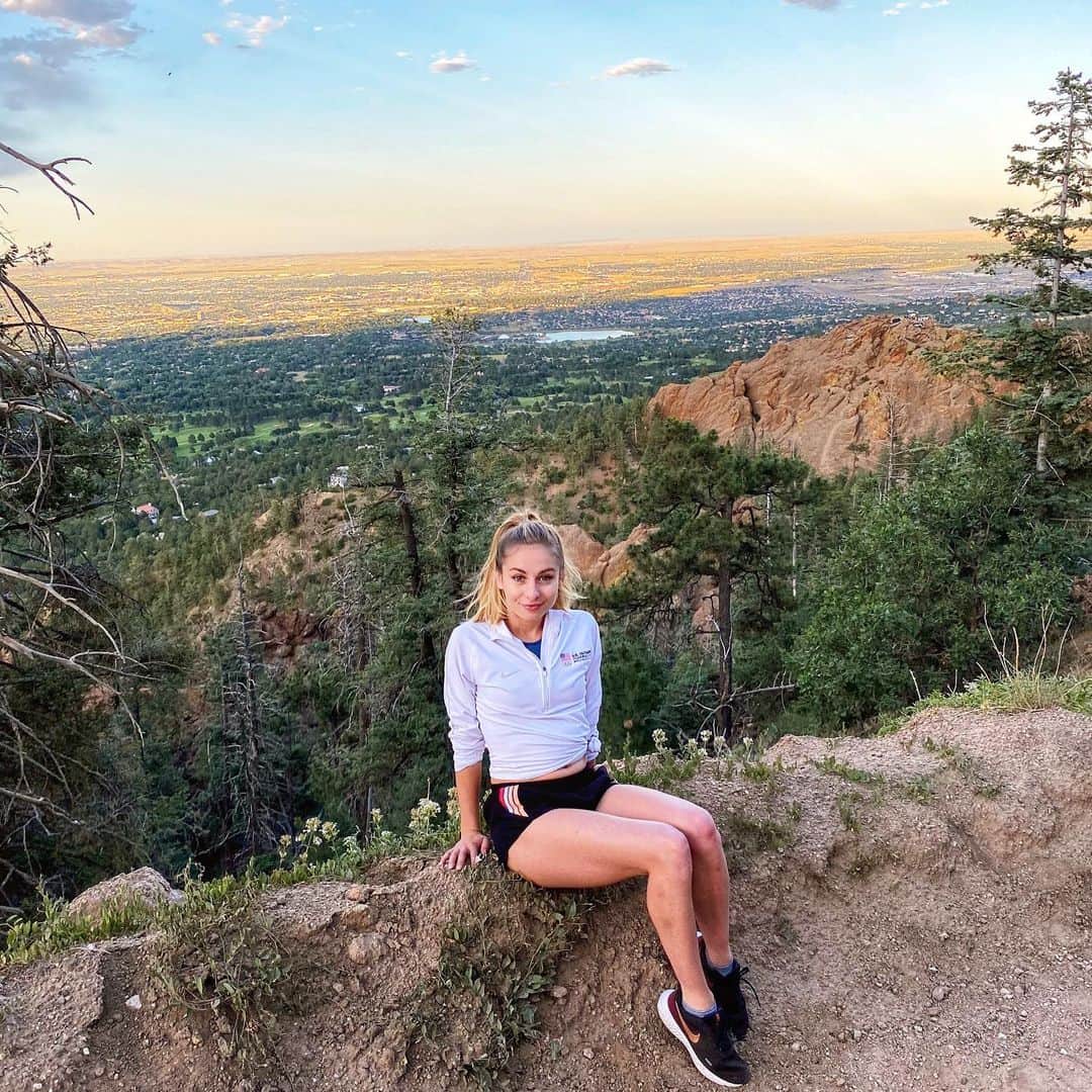 のインスタグラム：「Afraid of heights but love the sky ⛅️」