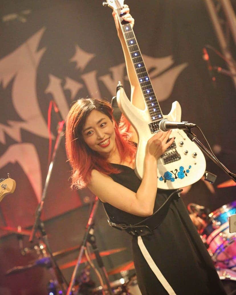 のインスタグラム：「😀🎸  #D_Drive #Yuki #marshall #esp #boss #guitar #guitarist #japanesewoman #nagoya #redhair #blueroses #rock #gig」