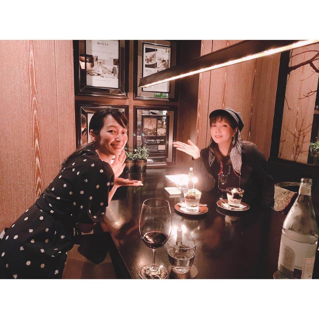 上野なつひのインスタグラム：「本当に久々に、半年ぶりに…菜摘さんと一緒にご飯へ✨ 舞台で共演してからいつも気にしてくださり、雰囲気察知してくれてるのか「ご飯いこ❤️」と声かけてくださる菜摘さんは本当エスパーなのかなと✨会うと元気をもらってちょっと落ち込んだことも菜摘さんに話すと笑いで吹っ飛ぶ！ まさかの誕生日をお祝いしてくれて…本当に嬉しかったし感謝の気持ちでいっぱいです😭✨ 近頃優しさに涙脆い😂 本当にありがとうございました☺️  #広いスペースで大人ご飯　 #お互い15分おきに除菌スプレーw #役者仲間で女子友で娘みたいと言ってくださりまた😭 #憧れの女性💕 #小川菜摘　さん @natsumi1230」
