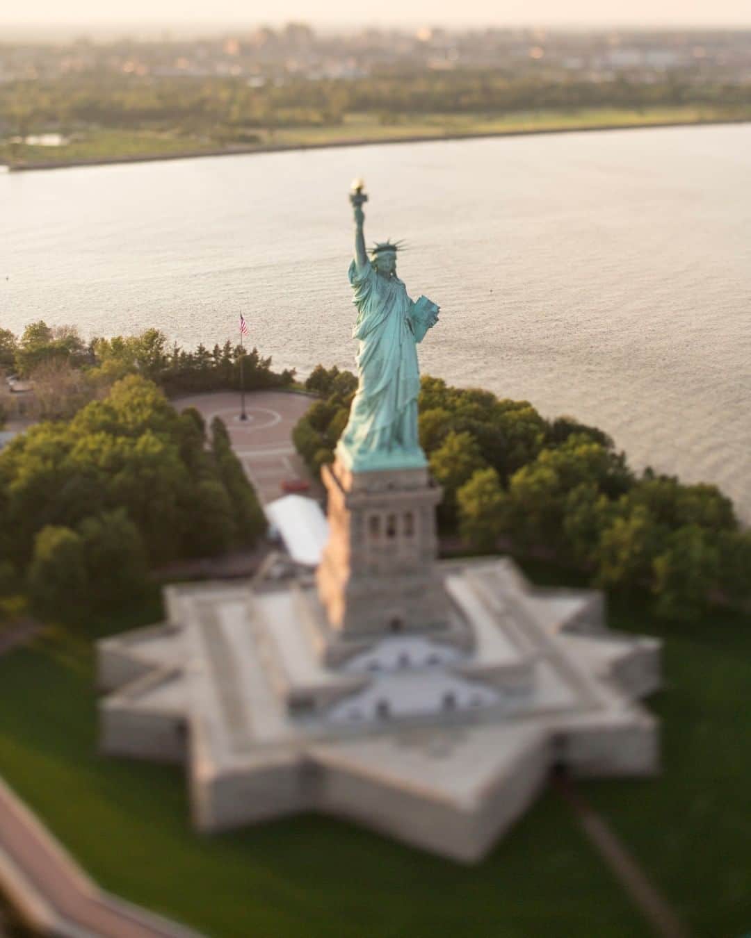 nyonairさんのインスタグラム写真 - (nyonairInstagram)「🤩🗽Use code WEEKEND50 for 50% OFF ALL FLIGHTS! Don’t miss out! . . Buy Now, Schedule Later! Valid for 2 years. . . @flynyon @nyonair @nyonstudio #flynyon #nyonair #nyonstudio #nychelicopter #helicopter #newyorkcity #nyc #nycprimeshot #manhattan #icapture_nyc #newyork_ig #nycgo」7月27日 7時30分 - nyonair