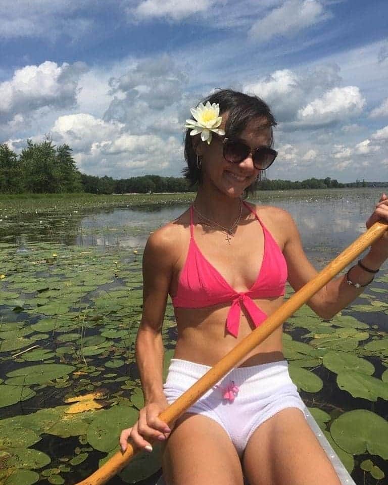 リュボーフィ・イリュシェチキナのインスタグラム：「One day at the cottage... (Another day ☝️😁😁😁) Lake... cruising around, climbing some rocks, catching (or trying to catch 🤔) frogs and turtles 😊 getting darker and darker ☻👙 and enjoying this gorgeous summer time 😚  #canoe #canoeing #lake #summer #summer2020 #sun #fun #weekend #cottage #forest #sky #me #suntan」