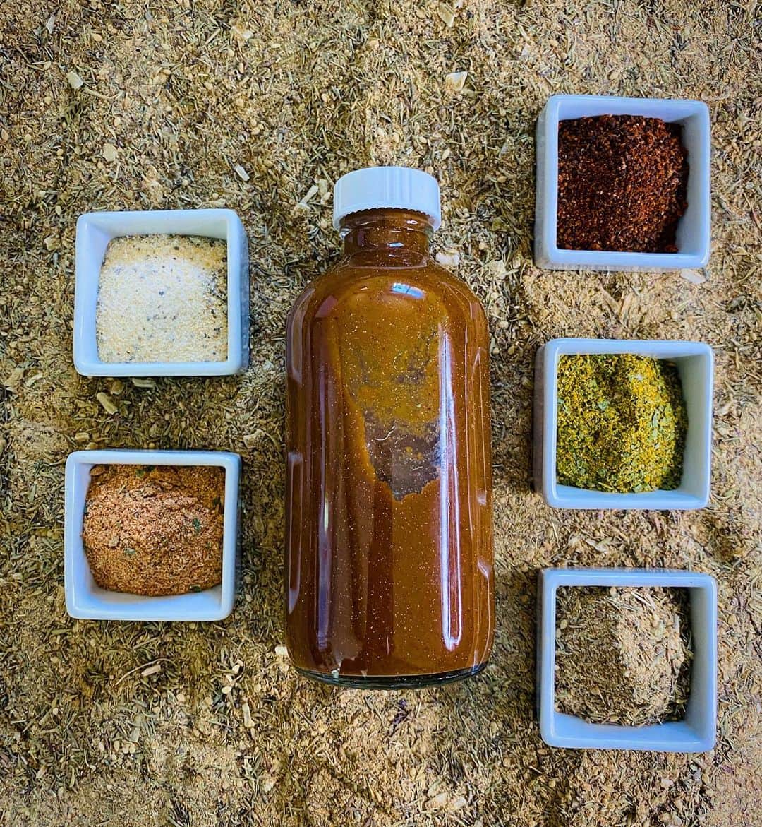 ケリスのインスタグラム：「BBQ LOVERS !!! Are you ready ? GOLD MINE BBQ BOX goes on sale tomorrow 7/27 at 10am pst. Turn your notifications on so you don’t miss it . You know they sell out fast . Go to BOUNTYANDFULL.COM This is what you will get -mango and arbol chili bbq sauce -jerk rub spicy and everything you want on your bbq! -sofrito seasoning Goya who ?! it’s the perfect foundation for everything. -South Indian bbq rub . Amazing on chicken , fish and veggies. -cafe con chili is incredible for all the serious bbq fans ! It’s smoky earthy flavor with a kick is delicious . -garlic lime and cracked pepper corns . Wings wings wings! Light and flavorful it’s perfect for poultry and seafood or even on fries ! This box is dope ! And I will throw In A little bite of something scrumptious from the farm too」