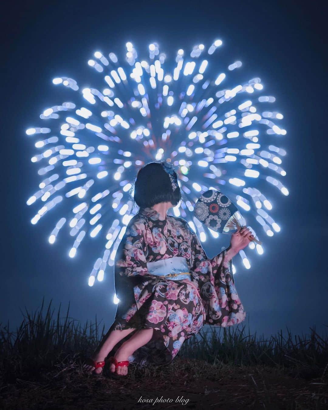コサさんのインスタグラム写真 - (コサInstagram)「花火の高さを予測するのって難しくないですか？ とりあえず、花火が上がってから微調整と考えていたのですが… これが1発目の花火でした😳 もうパーフェクト過ぎて鳥肌〜🤩 . Location:奈良 Nara / Japan🇯🇵 Date:2020.7.23 Model: Nagisa . #花火 #fireworks #上を向いて歩こうプロジェクト #わたしは奈良派 #lbj_ff20 #japan_night_view_member #IGersJP #sorakataphoto #広がり同盟メンバー #jgrv_member #art_of_japan_ #tokyocameraclub #dpj_member #IG_PHOS #photo_jpn #ptk_japan #pt_life_ #bestjapanpics #raw_community_member #light_nikon #LBJ_Legend #nipponpic_member #special_spot_vip #s_shot #japan_of_insta #bestphoto_japan #Rox_Captures #kf_gallery_vip #1x_japan #jalan_natsu2020」7月27日 7時52分 - kosa_photo