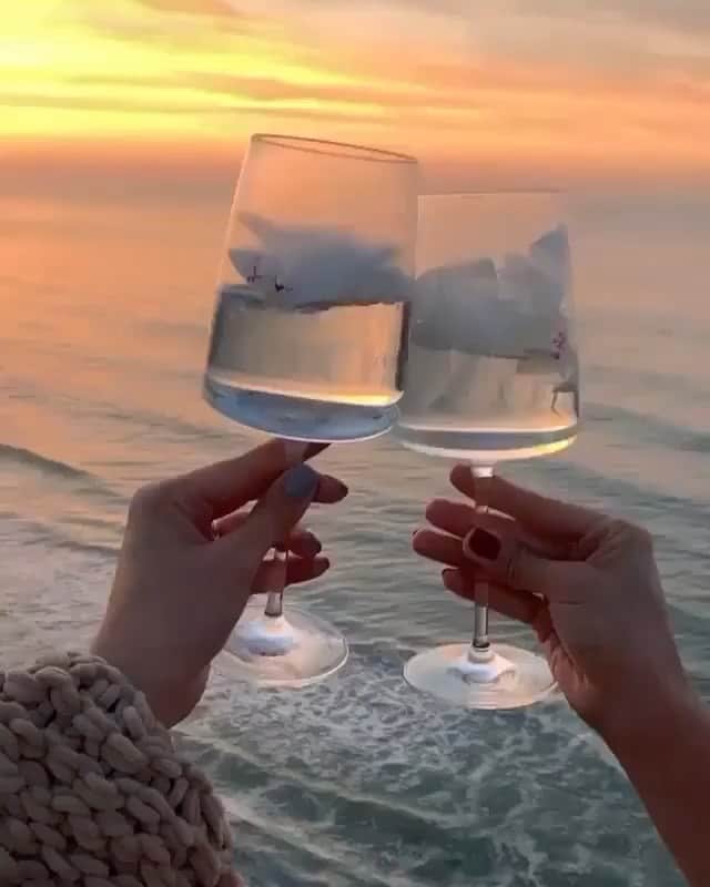 ブルーライフのインスタグラム：「cheers to good company and more sunsets like this ✨ #shopplanetblue #sunset #sunday」