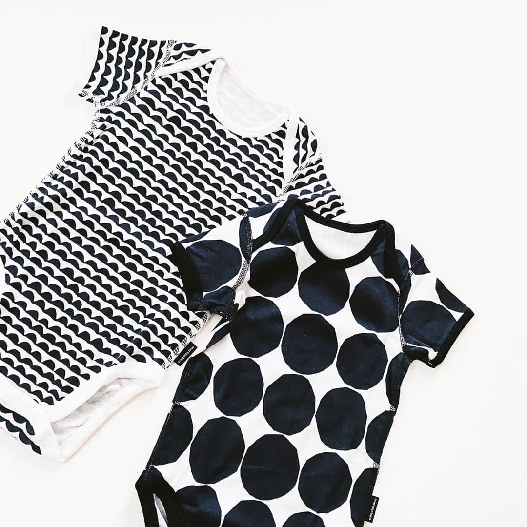 unoのインスタグラム：「UNIQLO × marimekko ㅤㅤㅤㅤㅤㅤㅤㅤㅤㅤㅤㅤㅤ インスタで見かけて可愛い！と思ったのですが海外限定らしく、初めてBUYMAで購入しました。 めちゃくちゃ可愛い…！ （なぜ日本で発売しないのか😭） 日本でまた発売したらそのときも買うだろうなぁ… マリメッコって一目見てマリメッコと分かるのがすごい。。 フィンレイソンコラボのも500円に値下がりしてたので思わず買いましたが、そちらも色も柄も可愛くて愛用してます。 肌着もUNIQLOで、身長が70を超えてるのでサイズはとうとう80になりました。 たまにGAPやH&M、ZOZOでも買ったりするけど、なんやかんやでUNIQLO最高だな…！と感じてます。 ㅤㅤㅤㅤㅤㅤㅤㅤㅤㅤㅤㅤㅤ #marimekko #uniqlo  #uniqlomarimekko  #ユニクロ #マリメッコ #ユニクロマリメッココラボ」