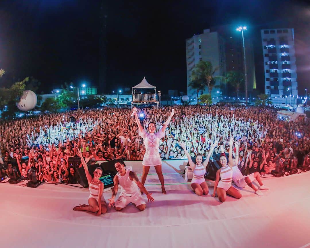 Claudia Leitteのインスタグラム：「Eeeeeeeita, saudade dessa energia toda!!!! ✨🥰」