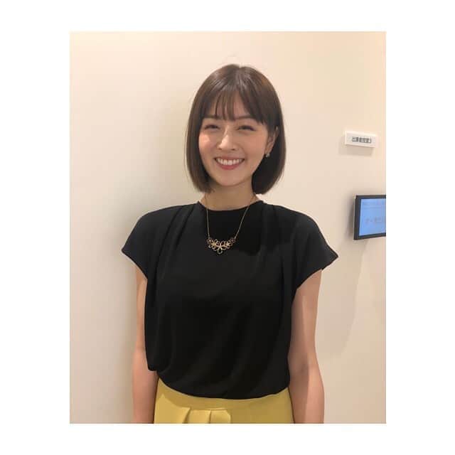 中村秀香のインスタグラム：「今朝は #すまたん お天気担当でした☔️ ありがとうございました！！  どんよりとした空模様でしたが… 髪を短くして、気分はさっぱり🌿  明日もお天気担当です！ よろしくお願い致します。」