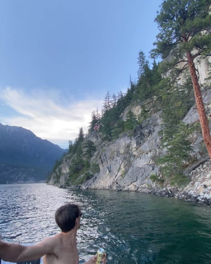 ジェイミー・アンダーソンのインスタグラム：「For everyone asking, hell yeah this was me! 🤘 Sending you the stoke, love and good vibes from Canada! ❤️❤️❤️」
