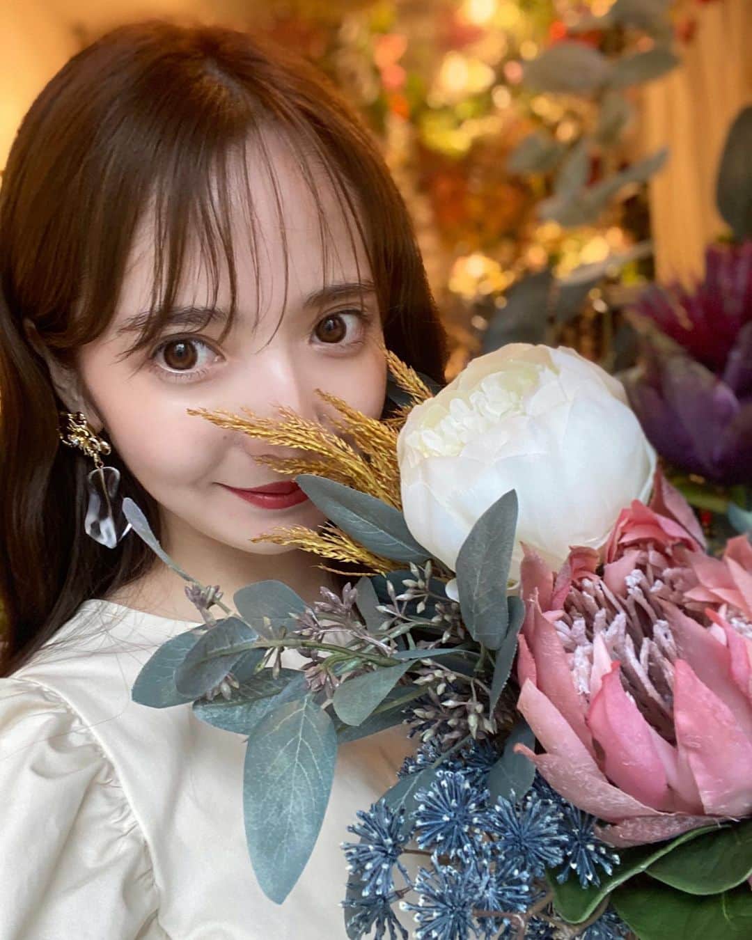 平木愛美のインスタグラム：「今週も東京は☁️空が続くのかな〜？ 連休明け。おはようございます。お仕事ふぁいとです💕  長く続く梅雨時期の、湿気で前髪の巻きもメイクもとれてぼさぼさだけど🥀  でもこの頃お肌の奥深くから、美顔器で日々ケアを続けてるので、お肌調子はかなりよい！！！♡ キメが整った気がするし、艶っとお肌に。  この時実はメイクも崩れておりますが、そもそもお肌は日焼け止めをベースに、クッションファンデを薄くさらっと塗ったのみ。 コンシーラーもハイライトも、何も重ねずでふらっと、ナチュラルにお出かけでした。  スキンケアも化粧水にパックに美容液に、クリーム。をささっと。  でも今朝は青空！！！気持ちいい💓🌞 さて、お撮影いってきますー！⚪️」
