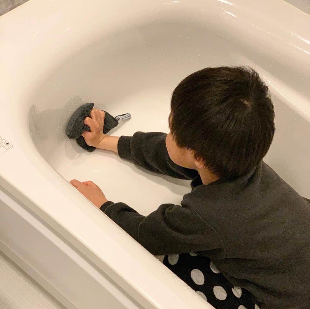 ecomfort（エコンフォート）さんのインスタグラム写真 - (ecomfort（エコンフォート）Instagram)「僕もお手伝いできるよ👦🏻  そろそろお子様にお手伝いをしてほしいなと思ってる方はいませんか？？  しかし、お風呂洗いは洗剤の使い方がまだまだ不安…  そこでエコンフォートハウスが提案するのは水で洗うお風呂洗い🛀  こちらのスポンジはマイクロファイバークロスからできており、 水だけで綺麗になります🙌🏻  手も荒れませんし お子様のお手伝いも頼みやすくなります！ 小さな手でも持ちやすいです👦🏻  洗剤に頼らないお風呂掃除！ スッキリすますよー！  エコンフォートハウス限定 価格:	¥1,320 (税込)  . . ✎プロフィールから詳しいサイズやお値段などの情報をご覧頂けます→@ecomfort_eoct . #ecomforthouse🏠 宮下織絵  #エコンフォート #ecomfortHouse #サスティナブル #サスティナブルショップ #エコ　#サスティナブルな暮らし #暮らしを楽しむ #丁寧な暮らし #おうち時間をもっと快適に　#おうち時間をもっとたのしく #おうち時間 #テレワーク #リモートワーク #在宅勤務　#北欧 #今日の買い物が未来を変える #ホームデトックス #こそうじ #小掃除 #毎日こそうじ #すっきり暮らす  #MQDuotex #エムキューデュオテックス  #ケミカルフリー  #水でお掃除 #ウルトラマイクロファイバー #ナチュラルクリーニング #ナチュラル志向  #お掃除クロス」7月27日 8時28分 - ecomfort_eoct