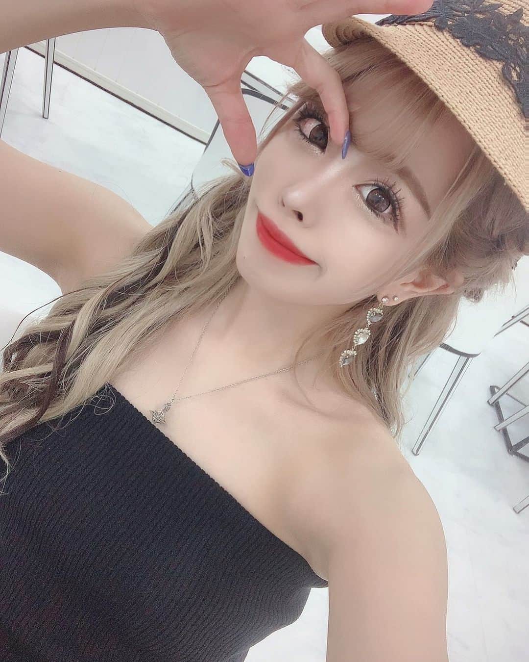 あんじゅのインスタグラム：「♡ ． NAVIGATORポーズは目が大きく見えるのでオススメです👌🏻💙 ． 最近カメラ向けられるとNAVIGATORポーズが指ハートやりがち🤪🤪 . . . ．  #Burlesque #バーレスク #バーレスク東京 #大阪 #バーレスク大阪 #北新地 #ミナミ #キャバクラ #ホスト #歌舞伎町 #ダンサー #Japanesegirl #自発ください  #ロリ顔 #グラビア  #ガンメッシュ #ギャル #加工厨 #量産型 #太もも #むちむち #低身長女子 #撮影会 #雰囲気好きな人いいね #自撮り界隈  #1mmでもいいなと思ったらいいね #被写体  #ナビゲーター #navigator #sixtonesのオンナ」