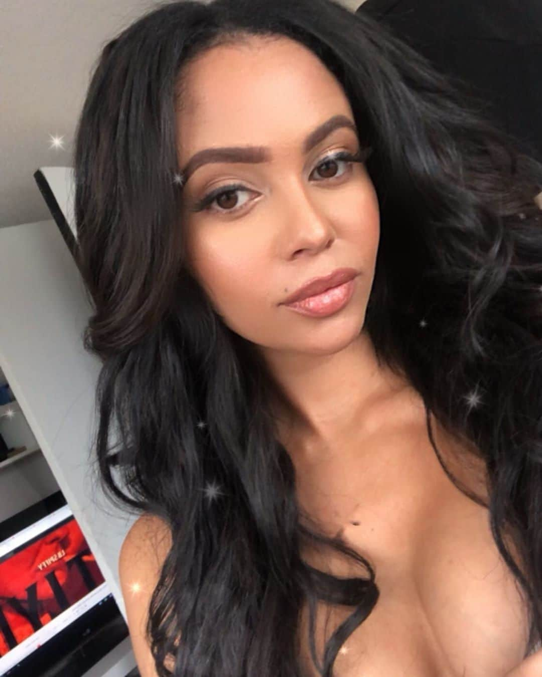 Teen Vogueさんのインスタグラム写真 - (Teen VogueInstagram)「#Riverdale star Vanessa Morgan just shared exciting news — she's pregnant! 🥰 Find out more at the link in bio.」7月27日 8時35分 - teenvogue