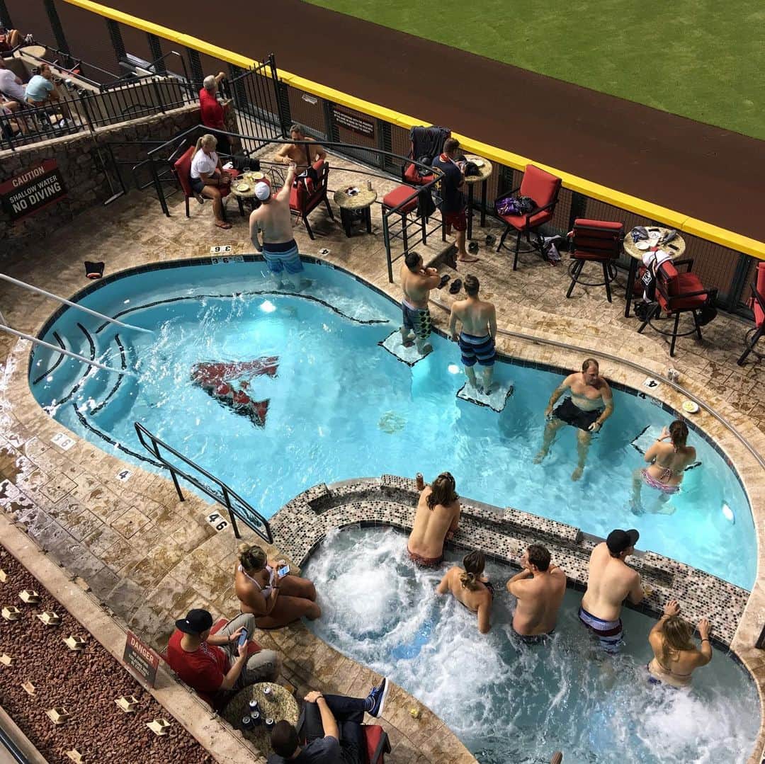 ヨネスケさんのインスタグラム写真 - (ヨネスケInstagram)「球場にプールがついてる。アリゾナ、ダイヤモンドバッグスのチェイスフィールドは、泳ぎながら、ライトスタンドで野球が見られる。 #プール付き野球場#アリゾナ#ダイヤモンドバックス#ライトスタンド」7月27日 8時45分 - yonesuke5656