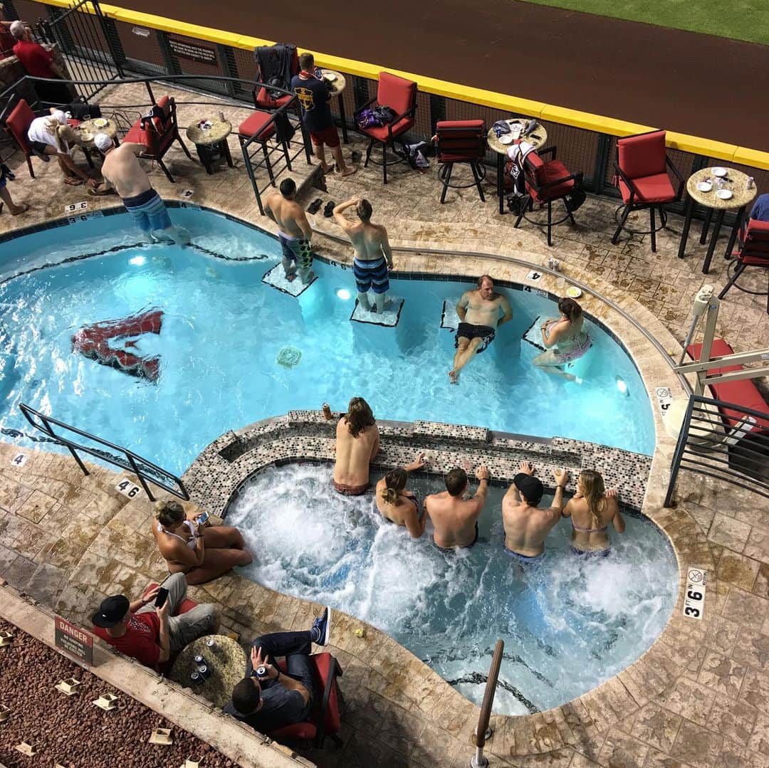 ヨネスケさんのインスタグラム写真 - (ヨネスケInstagram)「球場にプールがついてる。アリゾナ、ダイヤモンドバッグスのチェイスフィールドは、泳ぎながら、ライトスタンドで野球が見られる。 #プール付き野球場#アリゾナ#ダイヤモンドバックス#ライトスタンド」7月27日 8時45分 - yonesuke5656