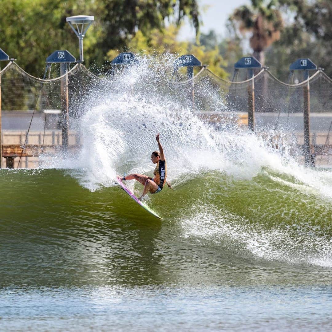 カリッサ・ムーアのインスタグラム：「Getting excited to play in the pool again😋 @wsl @kswaveco pic: @noahjm22」
