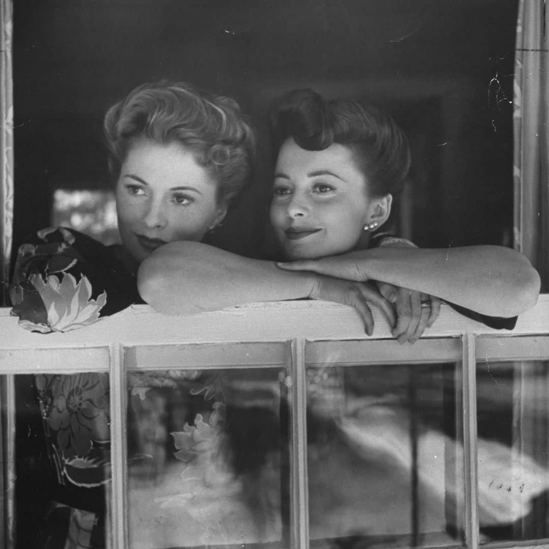 lifeさんのインスタグラム写真 - (lifeInstagram)「The legendary actress Olivia de Havilland has passed away at 104. LIFE photographer Bob Landry captured her at home—and with her sister Joan Fontaine—in Hollywood in 1942. LIFE's editors remarked that Olivia “has changed considerably. The cheery but colorless Hoopskirt Girl has given way to [a] much greater actress..." #oliviadehavilland #oldhollywoodglamour #lifelegends #1940s」7月27日 8時43分 - life