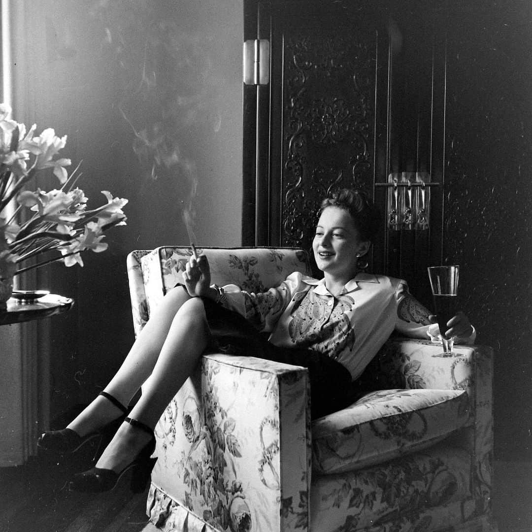 lifeさんのインスタグラム写真 - (lifeInstagram)「The legendary actress Olivia de Havilland has passed away at 104. LIFE photographer Bob Landry captured her at home—and with her sister Joan Fontaine—in Hollywood in 1942. LIFE's editors remarked that Olivia “has changed considerably. The cheery but colorless Hoopskirt Girl has given way to [a] much greater actress..." #oliviadehavilland #oldhollywoodglamour #lifelegends #1940s」7月27日 8時43分 - life