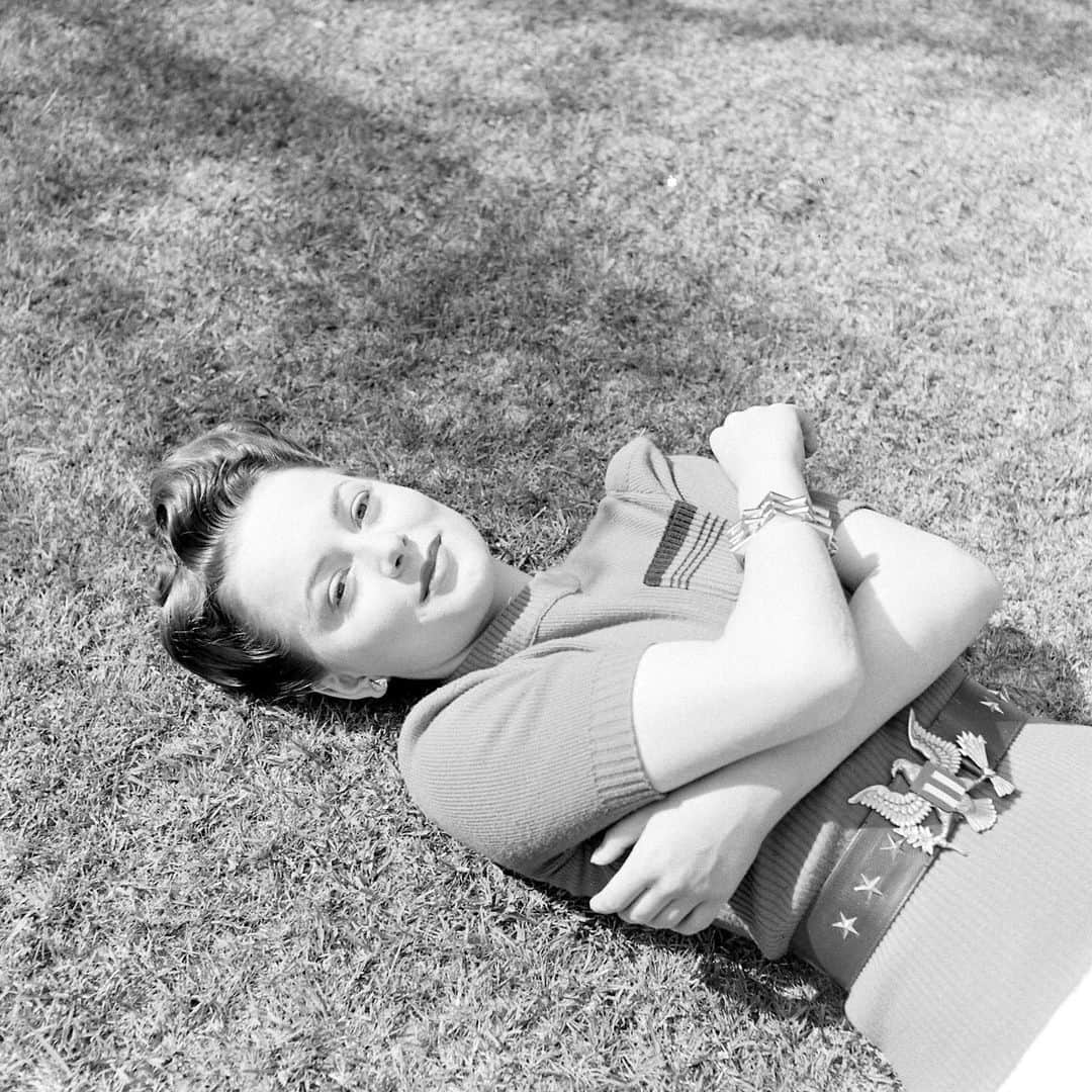 lifeさんのインスタグラム写真 - (lifeInstagram)「The legendary actress Olivia de Havilland has passed away at 104. LIFE photographer Bob Landry captured her at home—and with her sister Joan Fontaine—in Hollywood in 1942. LIFE's editors remarked that Olivia “has changed considerably. The cheery but colorless Hoopskirt Girl has given way to [a] much greater actress..." #oliviadehavilland #oldhollywoodglamour #lifelegends #1940s」7月27日 8時43分 - life