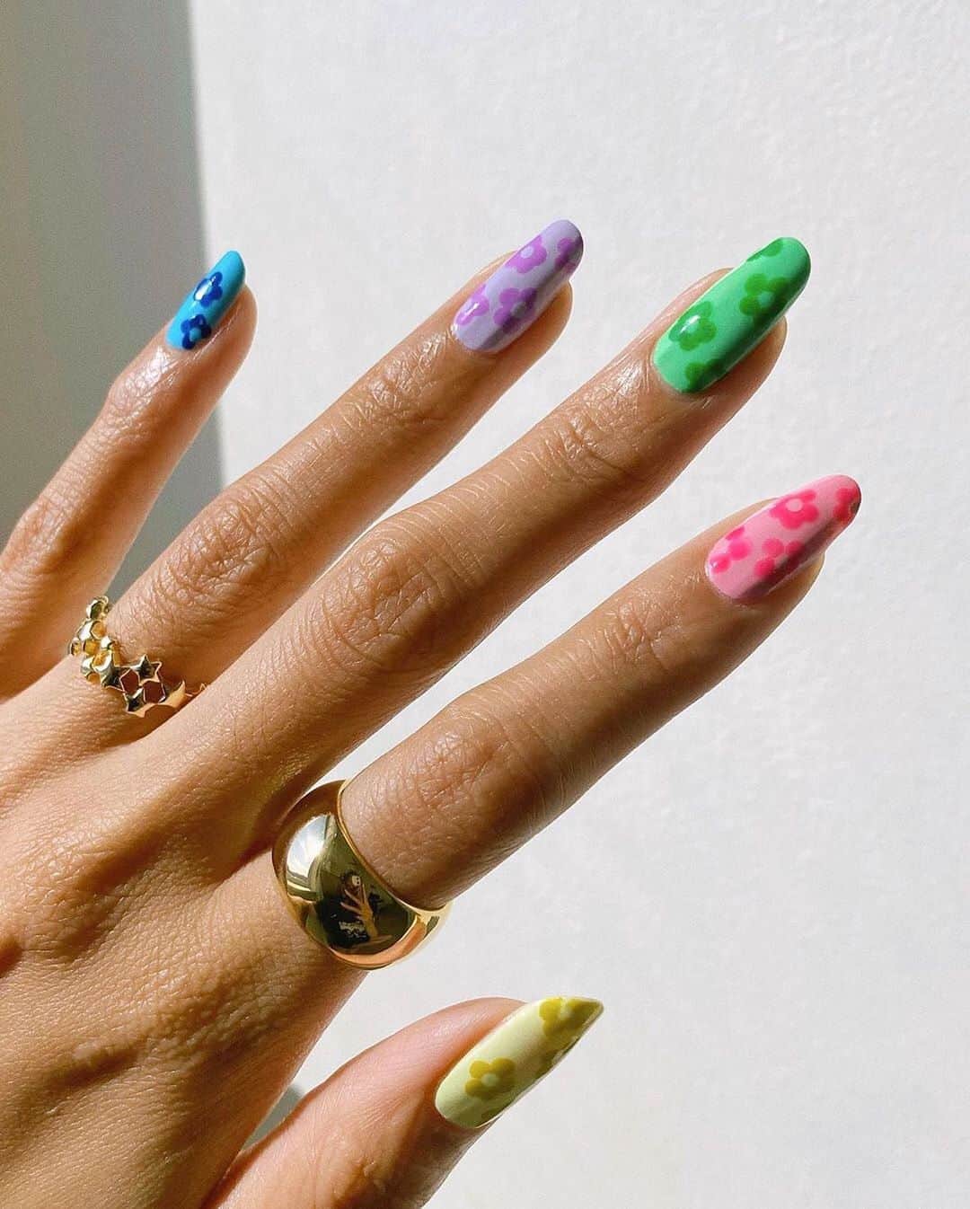 WHO WHAT WEARさんのインスタグラム写真 - (WHO WHAT WEARInstagram)「A floral mani like you’ve never seen before. 🌈 We’ve rounded up summer’s biggest and best nail trends for you to try at home. Tap the link in our bio for more. ⁣ photo: @overglowedit #WWWBeauties」7月27日 8時53分 - whowhatwear