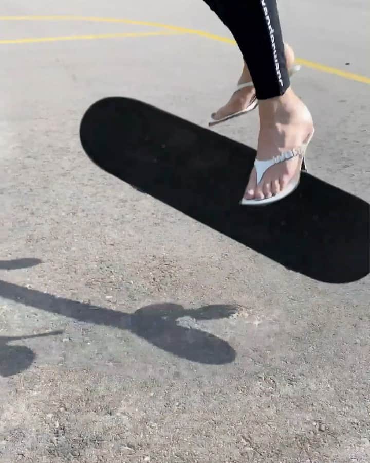 アレキサンダー・ワンのインスタグラム：「...like it’s hard?⁣ ⁣- @jibgurl4evr in the Ivy Logo Thong Sandal and Compact Logo Legging」