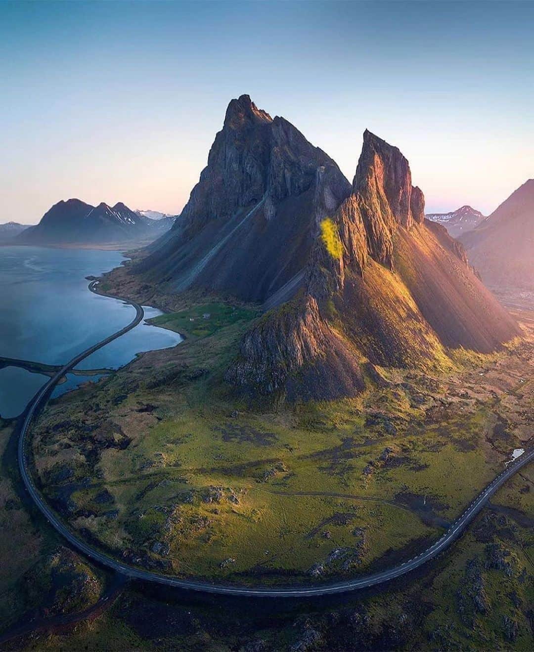 Earth Picsさんのインスタグラム写真 - (Earth PicsInstagram)「Good morning from Iceland 🇮🇸  Via @arnarkristjans_photography」7月27日 0時10分 - earthpix