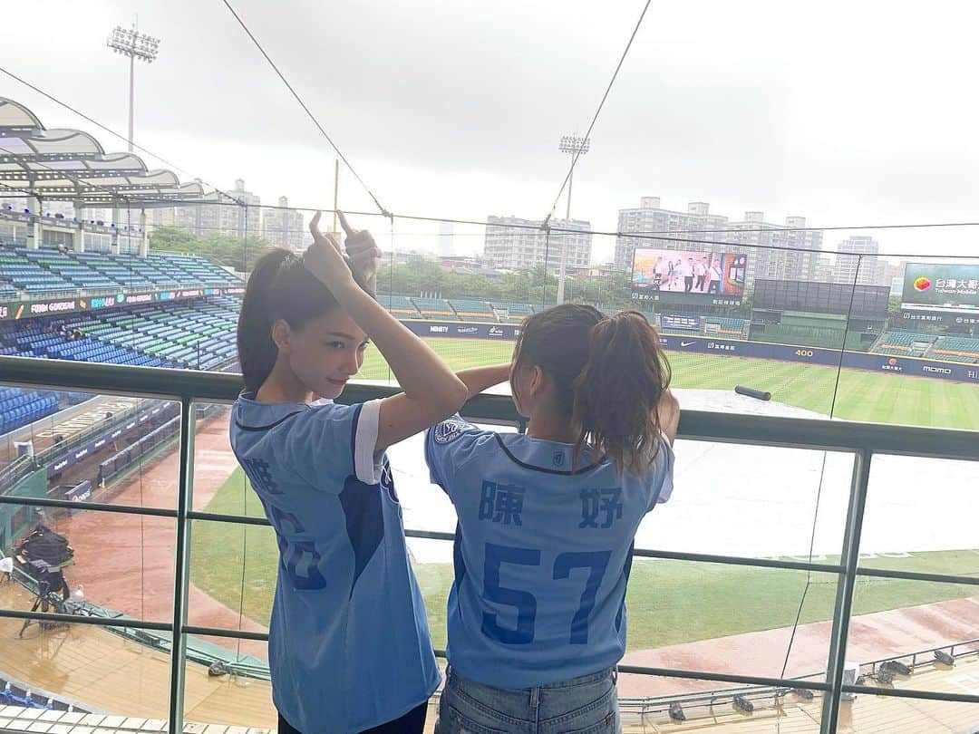 林映唯のインスタグラム：「謝謝 @fubon_guardians_official 帶我重拾熱血沸騰🔥 #第一次開球 #也是第一次和棒球選手拍電影 #可不可以你也剛好喜歡我  #可不可以當投手？⚾️」