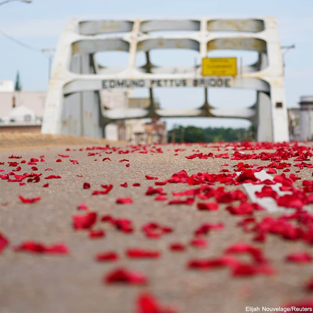 ABC Newsさんのインスタグラム写真 - (ABC NewsInstagram)「Rose petals representing the blood spilled on "Bloody Sunday" in Selma, Alabama, are seen scattered on the Edmund Pettus Bridge, ahead of a memorial and procession for civil rights icon and congressman Rep. John Lewis. #johnlewis #civilrights #bloodysunday #selma #edmungpettusbridge #memorial」7月27日 0時07分 - abcnews