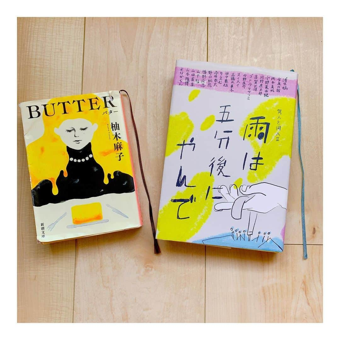 奈津子さんのインスタグラム写真 - (奈津子Instagram)「#奈津子の読書録　。男たちの財産を奪い殺害容疑で逮捕された女を追う週刊誌の記者が主役の【BUTTER】は女性の多様な生き方について考えさせられた作品。バターがとろける描写が多く、読了後に思わずバターをぽちってしまった。拘置所で中々心を開かない女に対して、主人公が取材をする対価として「あなたの代わりに私が食べて、感じて、見ます。あなたの身体の一部になって世界と交わります。私がここに来る限り、あなたは少なくとも魂だけは自由です」と、畳みかけ本当に美食を追求していく過程が特に印象的。結末は読めば分かります😊 ・ 短編集【雨は五分後にやんで】はフランス料理のアラカルトメニューが美しく、濃縮に束ねられたような本だと思いました。空から光が射し始めて来て、もう少しで雨が止むであろう束の間の時間。あるいはその瞬間に近しい感覚、その独特の雰囲気が追体験できました。色んなテイストが楽しめてオススメです。さー明日からまた仕事頑張ろ💪 ・ #家電 #家電好き #家電女優 #奈津子 #本　#読書 #読書録 #book #柚木麻子  #butter #雨は五分後にやんで」7月27日 0時08分 - natsuko_kaden