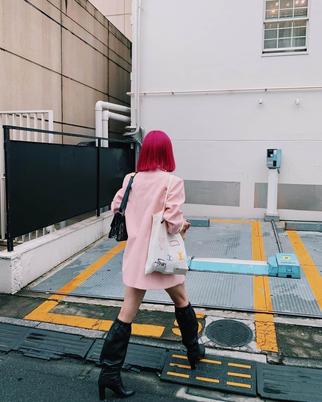 AMIさんのインスタグラム写真 - (AMIInstagram)「ある日の私。 優しいピンクの日🌷 年中ブーツです👢👌  #lovefashion_loveyourself」7月27日 0時09分 - amixxamiaya