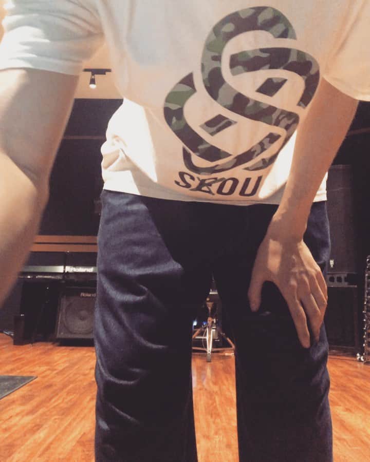 穴井隆文のインスタグラム：「Synapse / SIRUP﻿ @sirup_insta  ﻿ 懐かしいの踊ってみた🕺﻿ またナンバー作りたいなー﻿ ﻿ #sirup ﻿ #synapse ﻿ #taabow ﻿ #dance」