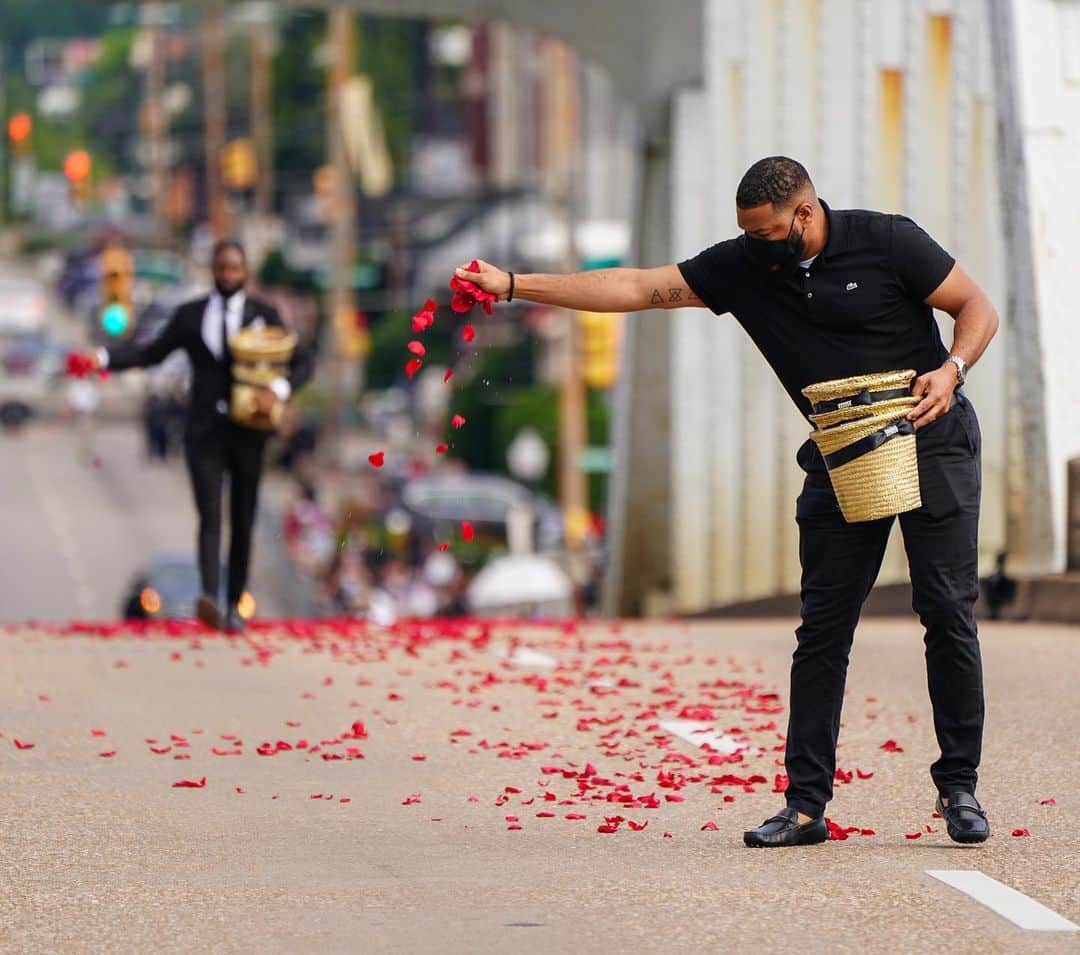 NBC Newsさんのインスタグラム写真 - (NBC NewsInstagram)「Men scatter rose petals representing the blood spilled on Bloody Sunday on the Edmund Pettus Bridge, before the start of the procession of Rep. John Lewis in Selma, Alabama. Tap the link in our bio to see more.  . 📷 Elijah Nouvelage / @reuters」7月27日 0時26分 - nbcnews