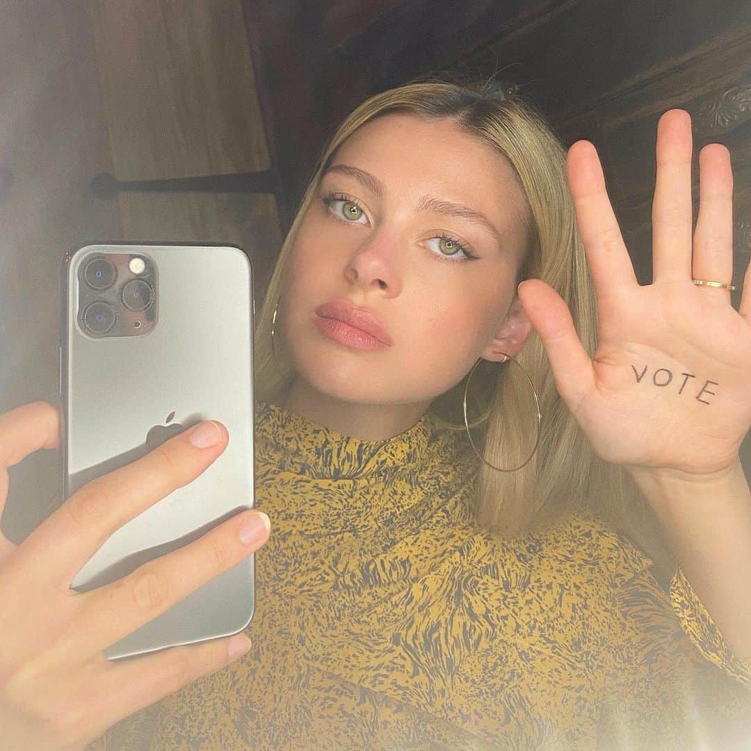 のインスタグラム：「friends don't let friends skip elections. we have the opportunity to change the future together and it starts with a vote. text FRIENDS to 26797 to make sure you are registered to vote and tag them below because a reminder from a friend makes them up to 2X more likely to vote! #RegisterAFriendDay @iamavoter #100x100 @bradleygpeltz @willpeltz @alex.schack @kenyakinskij  @mandanadayani @lesliefremar @nancylbanks」