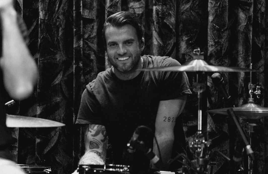リアン・ドーソンのインスタグラム：「something so inexplicably special about playing on stage with this band. to all of our incredible crew, thanks so much for making this show happen. to the fans, you keep me smiling day after day, quarantine or not. i can never say thanks enough. to my band, love you dudes more than anything.  cheers to the stupid boys making basement noise.」