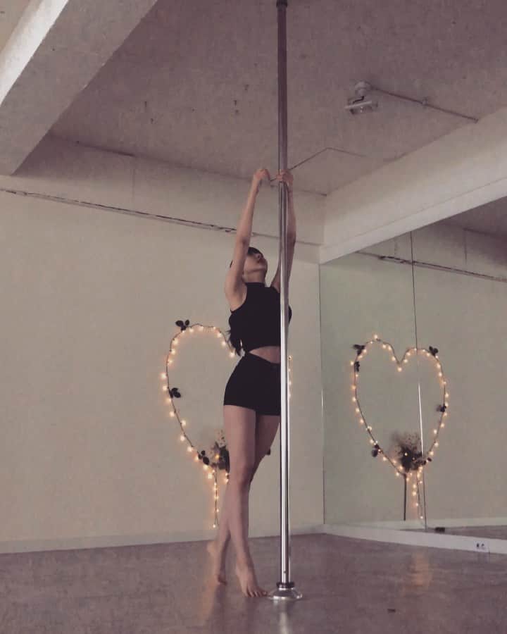ユジョン のインスタグラム：「태어나서 처음으로 #폴댄스 30분 배우고 찍은영상ㅎㅎㅎㅎㅎㅎㅎㅎㅎㅎㅎㅎ」