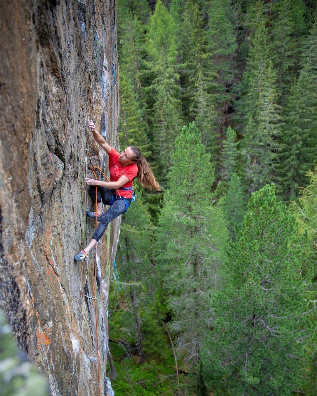 ユリア・フィシェルさんのインスタグラム写真 - (ユリア・フィシェルInstagram)「@wilhelmheiko capturing me in one of the easier routes next to "Minas Tirith" in Niederthai 💚 This forest is such a beautiful place, and it's not hard to guess why so many routes here have Lord of the Ring names 💫🌿 looking forward to spending another day there tomorrow 🤙」7月27日 0時47分 - julia_fiser