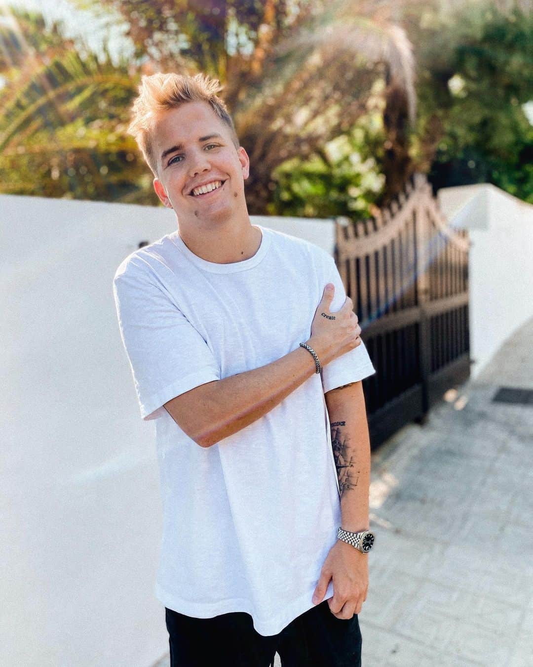 Kayefのインスタグラム：「🙃 SUMMER VIBES - Habt ihr schon die neuen Remixes zu #ichwürdlügen gehört? 🔥🌴🌞 Gebt euch auf Spotify!」