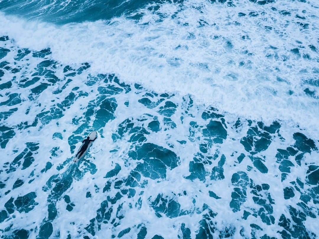 National Geographic Travelさんのインスタグラム写真 - (National Geographic TravelInstagram)「Photo by @andrea_frazzetta  An Arctic surfer takes to the water off Norway’s Lofoten Islands in the small bay of Unstad. Long, regular waves—ideal for surfers—come here traveling uninterruptedly from Greenland. Thick wet suits with hoods, booties, and gloves help surfers stay in the water, where the temperature is only around 37.5˚F (3˚C), for one to two hours. The payoff is the intensity of the experience and the deep connection with nature. To see more photos from my travels, follow me @andrea_frazzetta. #arcticsurf #lofoten #norway」7月27日 1時06分 - natgeotravel