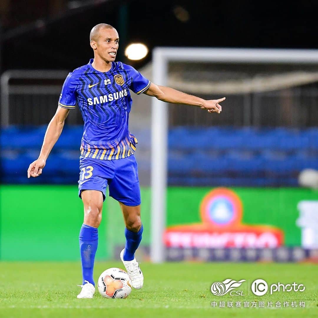ミランダのインスタグラム：「Muito bom voltar a fazer que amo🙏🏽 graças a Deus começamos o campeonato chinês 🇨🇳 com vitória」