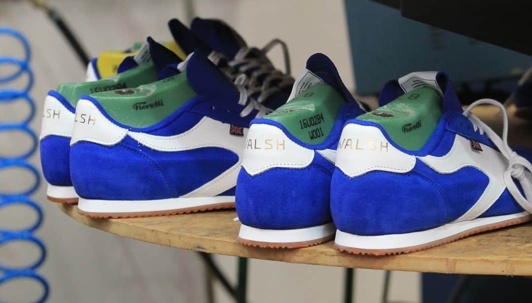 ウォルシュのインスタグラム：「Find one-off styles to the Walsh Website like our Attack Blue in our Sample Sale 👀  . . . #normanwalshuk #normanwalsh #britishmanufacturing #madeinbritain #ukmfg #shoes #footwear #sneakers」