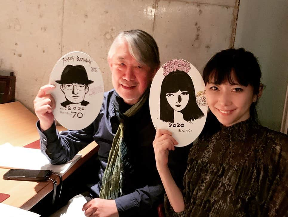 松本隆さんのインスタグラム写真 - (松本隆Instagram)「仕事をやり終えてから、仲良し3人組で白金のロマンティコで食事。毎年、天野さんが描いてくれるぼくと安珠の似顔絵をありがたくいただく。食べ終わり品川駅へ。夜空にドーンと音がして、あー、どこかで見えない花火がと、すこしセンチになった。」7月27日 1時20分 - takashi_matsumoto_official