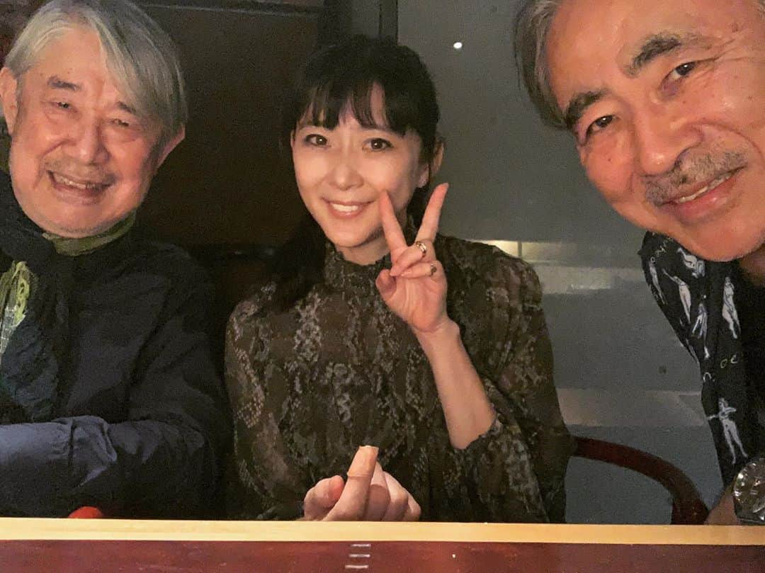 松本隆さんのインスタグラム写真 - (松本隆Instagram)「仕事をやり終えてから、仲良し3人組で白金のロマンティコで食事。毎年、天野さんが描いてくれるぼくと安珠の似顔絵をありがたくいただく。食べ終わり品川駅へ。夜空にドーンと音がして、あー、どこかで見えない花火がと、すこしセンチになった。」7月27日 1時20分 - takashi_matsumoto_official