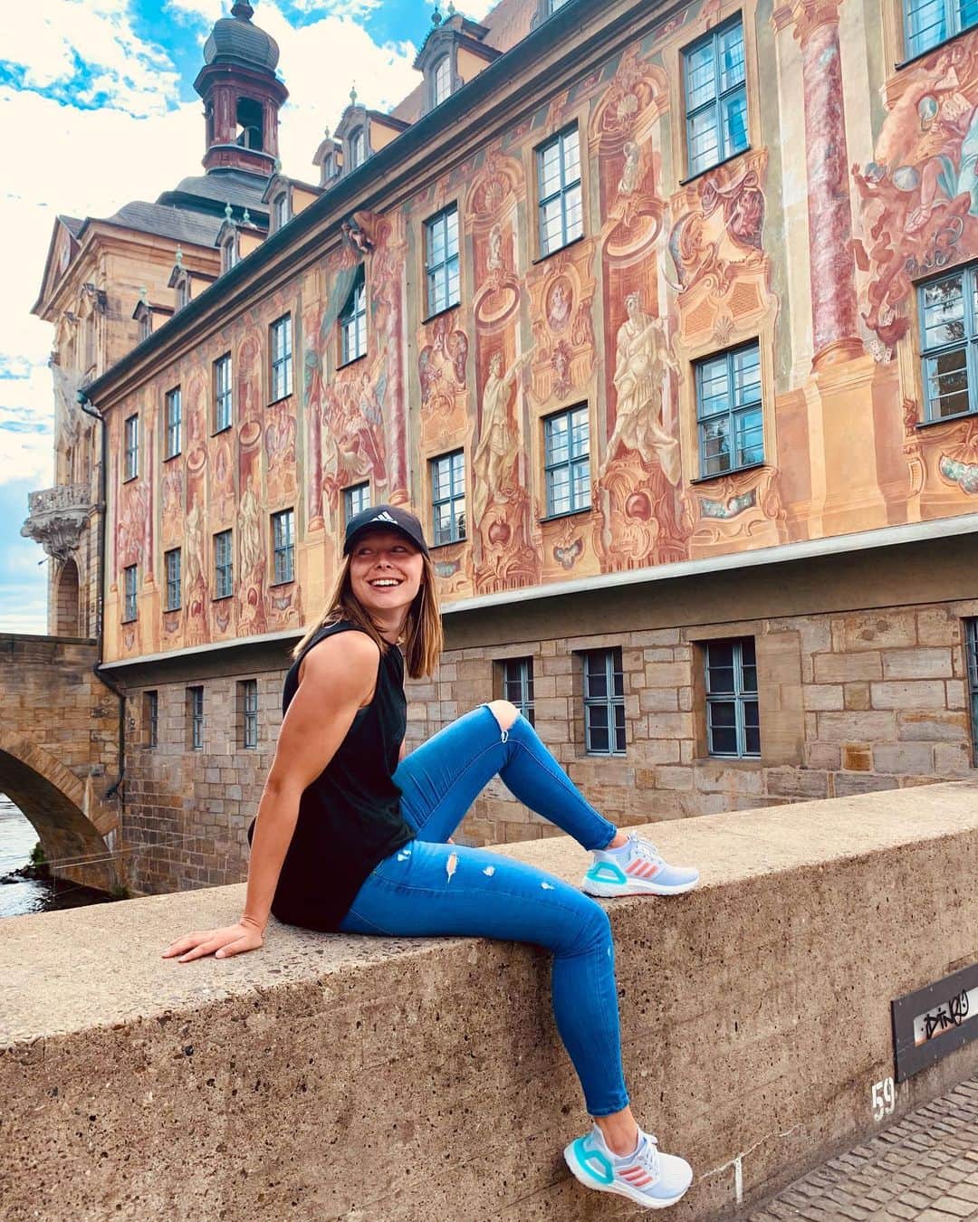 のインスタグラム：「Summer in the city 🥳❤️ Ob da gerade jemand mit Essen über die Brücke gelaufen kam 🧐  📸 @vogstef   #teamlückenkemper #teamlueckenkemper #creator #weekendvibes #bamberg」