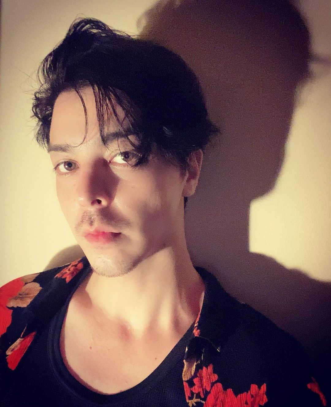 汐崎アイルさんのインスタグラム写真 - (汐崎アイルInstagram)「夜散歩  日付として昨日の夜 変な時間に寝落ちしてしまったので  こんな時間に活動的になってしまい 夜散歩をしてきました  たまに 「散歩が趣味って（笑）」 と笑われることがありますが  散歩はいいぞ  アスファルトを突き抜ける季節の植物も  雨の後の靴の裏のグリップ感も  遠くから聞こえる 大型トラックのタイヤの音も  梅雨だらけの空にたまに見える星や月も  夜特有の濃度が高い酸素も 朝特有の気怠さを吹き飛ばす朝日も  ランダムで流してる音楽が 気分にハマる高揚感も  道を譲った時の会釈で感じる人の良心も  思い出し笑いも思い出しムカつきも 全部自分だけのものって実感できるのだよ  例えば舞台や収録の仕事で 現場に向かう道のカロリー分 今はあまり消費できないけど  そんな一人だけの時間を 有意義かつ生産的に散歩で使える  歩いて暖まった身体を サラッとシャワーで流したら また微睡の中に戻ります  些細な事にもたくさん エンターテイメントが潜んでいて  そんな感性を刺激してくれる散歩を  僕は愛してます  イベントでも そんなお話できたらいいなと思います  では おやすみなさい あるいは おはようございます」7月27日 1時18分 - ire_shiozaki