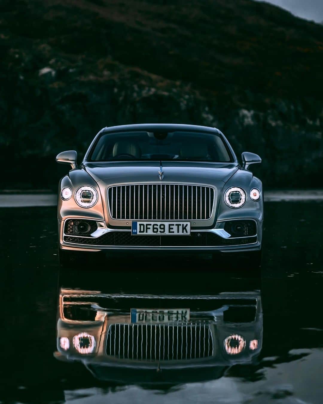ベントレーさんのインスタグラム写真 - (ベントレーInstagram)「Mirror, mirror... The #Bentley #FlyingSpur. _ Flying Spur WLTP drive cycle: combined fuel consumption: 19.1 mpg (14.8 l/100 km), combined CO₂: 337 g/km」7月27日 1時30分 - bentleymotors