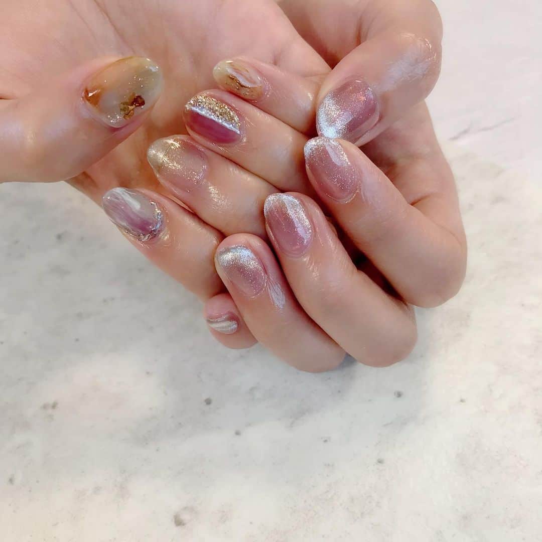 北川楓夏さんのインスタグラム写真 - (北川楓夏Instagram)「おててのNew mail💅 またまたちぐはぐネイルのマグネットネイル！🧲 今回は爪の先のほうにラメを集めてもらいました！ 角度によってキラリと光ってほんとにかわいい😍 オフしたくない病にまたかかってる。笑 . (@says_nail ) 新規のご予約が復活しました！✨ 8月はもういっぱいなので次は9月ですが、キャンセルの情報などもインスタで流してくれるのでぜひチェックしてみてください✔︎ とにかくネイリストさんのセンスが神がかっているので一度は体験してもらいたい😍💗 . #akita #nail #handnail #2020 #summer #ちぐはぐネイル #マグネットネイル #ニュアンスネイル」7月27日 1時21分 - fuka.kitagawa