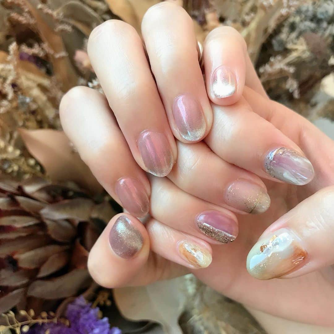 のインスタグラム：「おててのNew mail💅 またまたちぐはぐネイルのマグネットネイル！🧲 今回は爪の先のほうにラメを集めてもらいました！ 角度によってキラリと光ってほんとにかわいい😍 オフしたくない病にまたかかってる。笑 . (@says_nail ) 新規のご予約が復活しました！✨ 8月はもういっぱいなので次は9月ですが、キャンセルの情報などもインスタで流してくれるのでぜひチェックしてみてください✔︎ とにかくネイリストさんのセンスが神がかっているので一度は体験してもらいたい😍💗 . #akita #nail #handnail #2020 #summer #ちぐはぐネイル #マグネットネイル #ニュアンスネイル」